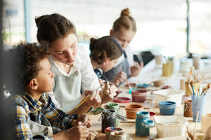 kinder tisch töpferei frau jünge am töpfern