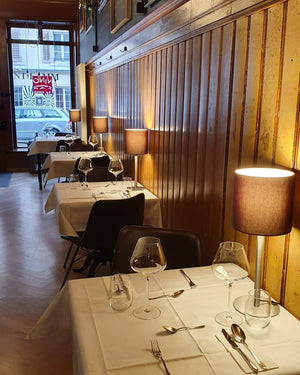 Massgefertigte Tischleuchten für eine stilvolle Weinbar