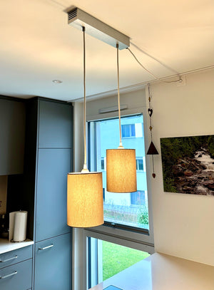 Maßgefertigte Hängelampe für die Küche über dem Kochfeld mit individuellen Lampenschirmen und optimaler Ausleuchtung in moderner Neubauwohnung