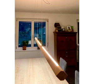 Massgefertigte LED-Hängeleuchte aus Eichenholz mit Ober- und Unterlicht über einem 3 Meter langen Esstisch, höhenverstellbar und mit Edelstahl-Baldachin