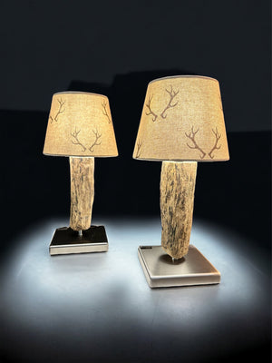 Zwei handgefertigte Nachtischlampen aus Schwemmholz mit Lampenschirm im Hirschgeweih-Design und Edelstahl-Touch-Bedienung für eine Ferienwohnung in Arosa