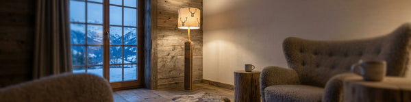 Handgefertigte Alpen-Chic-Stehleuchte aus Holz aus Schweizer Leuchtenmanufaktur