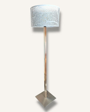 Handgefertigte Stehlampe aus Edelstahl mit elegantem Lampenschirm aus Metall