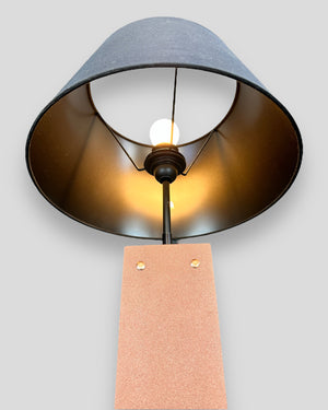 Elegante Metall-Tischleuchte mit schwarzem Chintz-Schirm