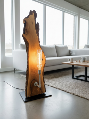 Handgefertigte Stehleuchte aus Nussbaumholz mit Ambiente Glühbirne