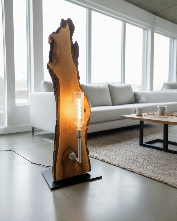 Handgefertigte Stehleuchte aus Nussbaumholz mit Ambiente Glühbirne