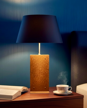 Handgefertigte Tischlampe aus Cortenstahl mit charaktervoller Rostoptik