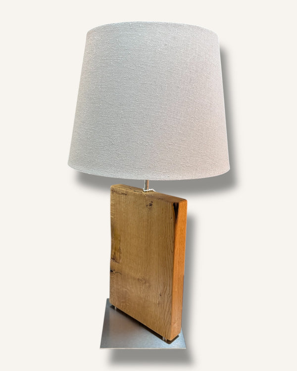 Tischlampe aus Altholz Eiche, Lampenschirm grau, rund, konisch