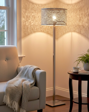 Stehlampe aus gebürstetem Edelstahl mit rundem Lampenschirm aus Metall im modernen Design