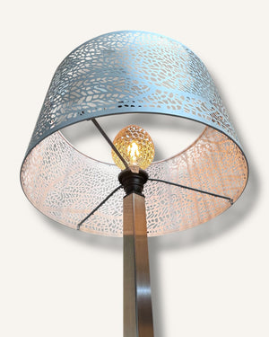 Zeitlose Stehlampe aus Edelstahl mit rundem Lampenschirm aus Metall und edler Ausstrahlung