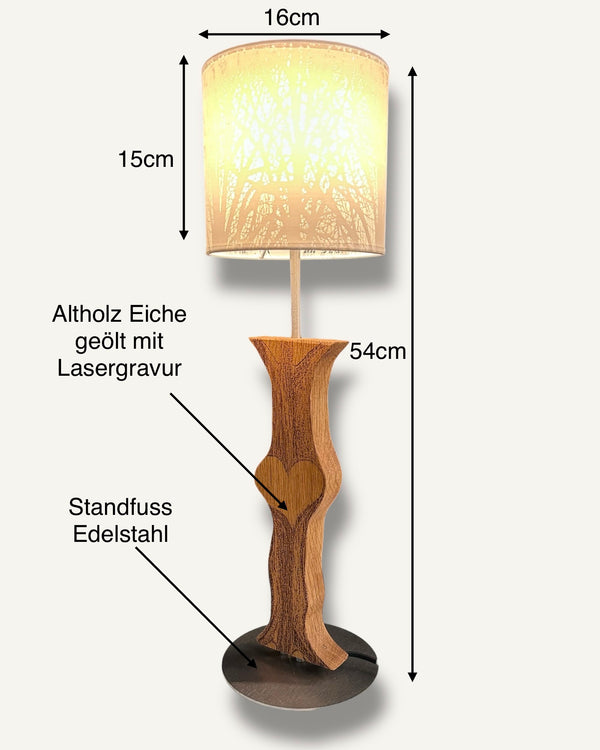 Tischlampe aus Altholz Eiche und Gravur, Lampenschirm weiss mit Baummotiv