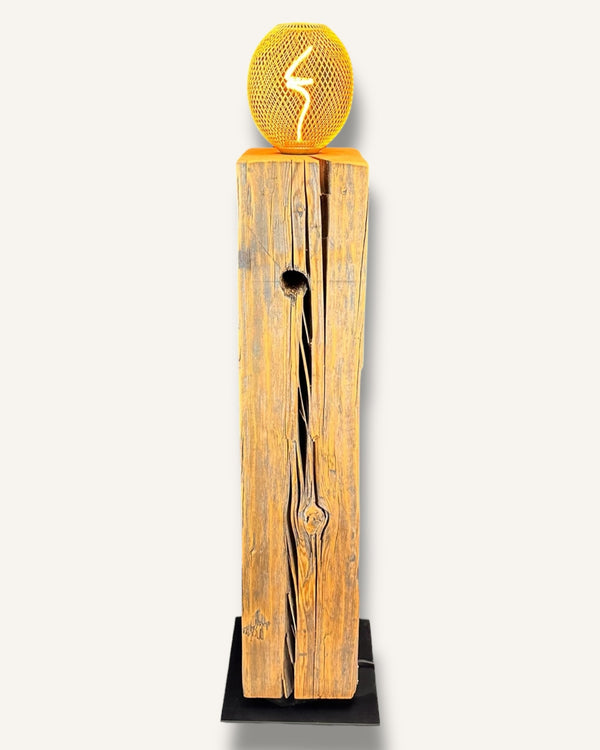 Dekorative Unikat- Tischleuchte, Altholzbalken mit Ambiente-Glühbirne