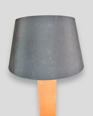 Handgefertigte Designleuchte aus Stahl mit dunklem Lampenschirm