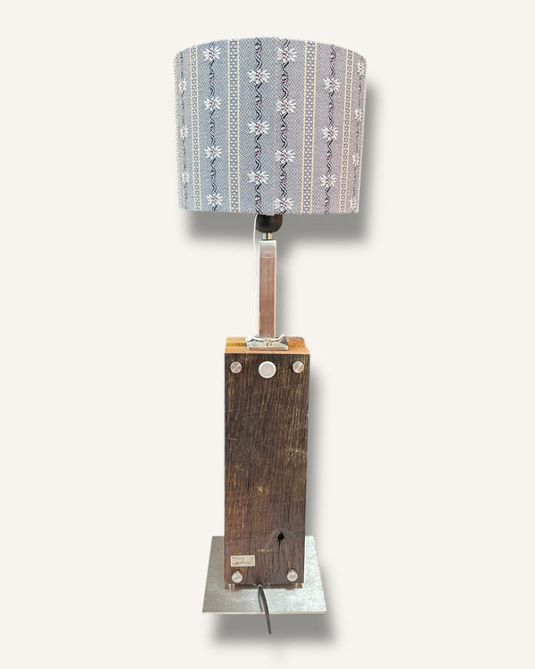 Tischlampe aus Altholz Eiche mit LED-Band, Lampenschirm mit original Schweizer Edelweiss-Stoff