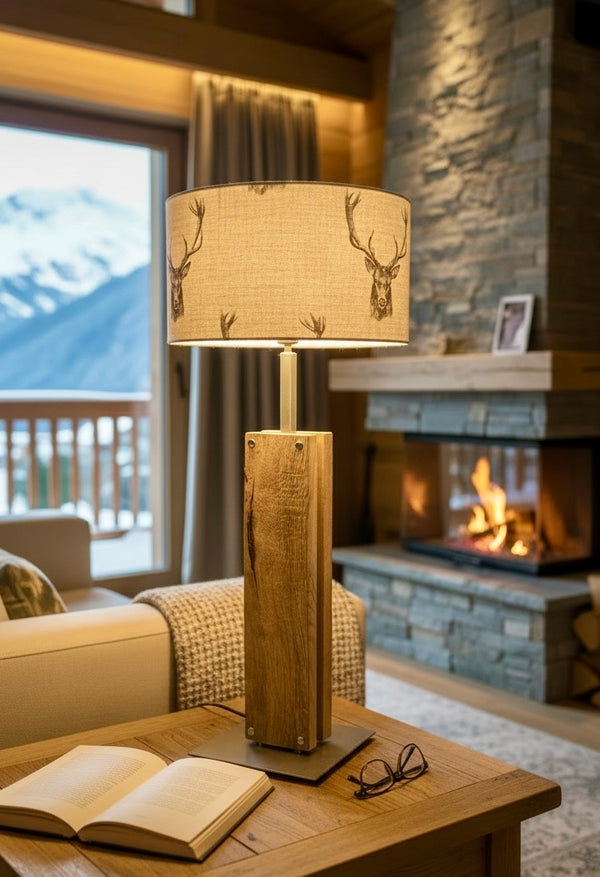 Stehlampe aus Altholz Eiche, Lampenschirm mit Hirschkopf Motiv im Alpen Chic Style