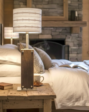 Handgefertigte Tischleuchte aus Altholz Eiche mit Edelweiss Lampenschirm