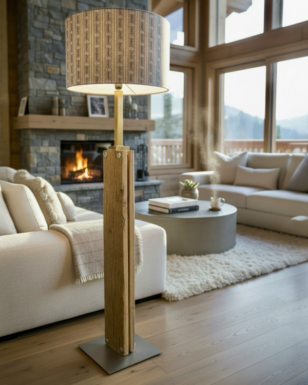 Stehlampe aus Altholz Eiche, Lampenschirm mit original Schweizer Edelweiss-Stoff