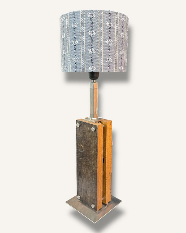 Tischlampe aus Altholz Eiche mit LED-Band, Lampenschirm mit original Schweizer Edelweiss-Stoff