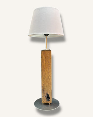 Rustikale Tischlampe aus Holz mit modernem Schirm