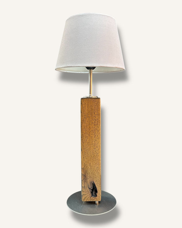 Tischlampe aus Altholz Eiche, Lampenschirm grau, rund, konisch