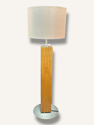 Elegante Tischlampe aus Eichenbalken für Sideboard oder Nachttisch