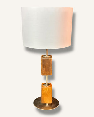 Handgefertigte Holz-Tischlampe mit natürlichem Charakter und modernem Design