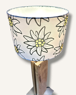 Tischlampe aus Altholz Eiche mit Edelweiss Lampenschirm – Alpen Chic Leuchte handgefertigt