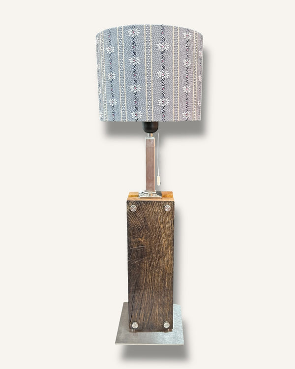 Tischlampe aus Altholz Eiche mit LED-Band, Lampenschirm mit original Schweizer Edelweiss-Stoff