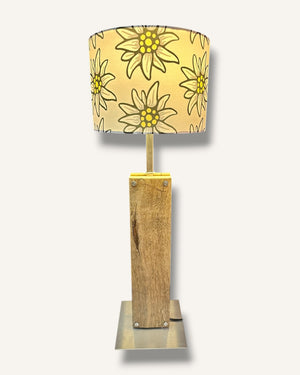 Tischlampe aus Altholz Eiche mit Edelweiss Lampenschirm – Alpen Chic Leuchte handgefertigt