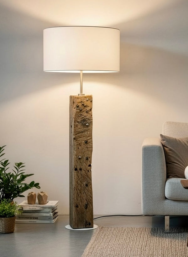Stehlampe aus altem Eichenbalken, Lampenschirm weiss