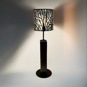 Stilvolle schwarze Tischlampe mit warmem Licht und natürlichem Charakter