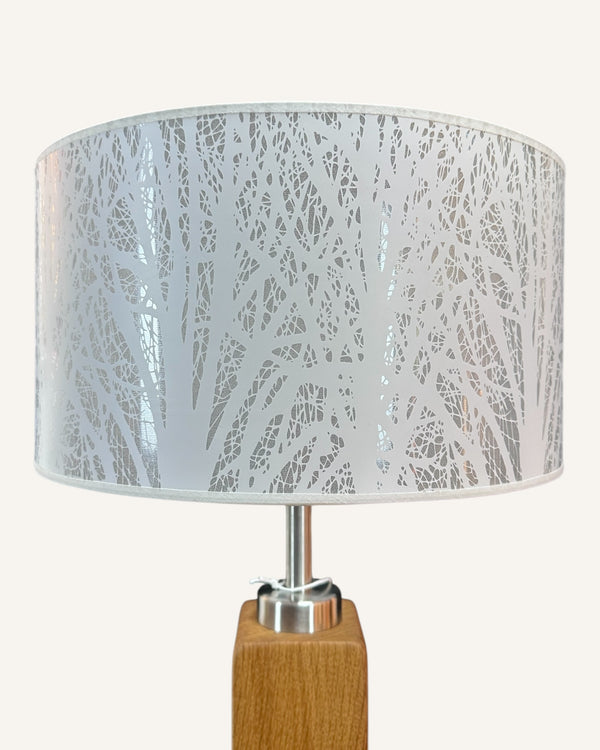 Tischlampe aus Altholz Eiche, Lampenschirm weiss mit Baummotiv