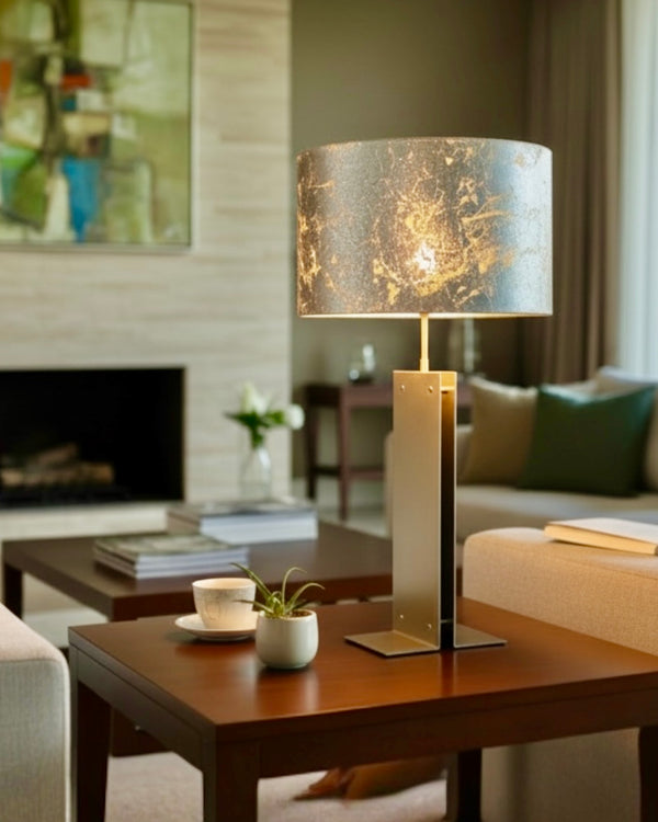 Stehlampe aus Edelstahl mit Lampenschirm aus Schlagmetall in Silber Optik