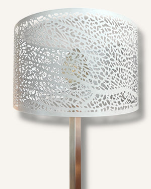 Exklusive Design-Stehlampe aus Edelstahl mit rundem metallischen Lampenschirm