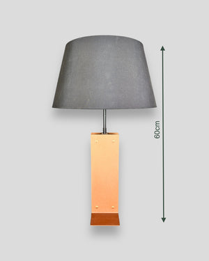 Tischlampe aus Metall mit schwarzem konischem Lampenschirm