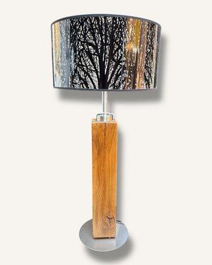 Rustikale Tischlampe aus Holz mit elegantem Lampenschirm in Baumoptik