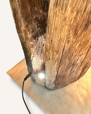 Detailaufnahme einer handgefertigten Stehlampe aus Altholz Eiche mit natürlicher Holzstruktur