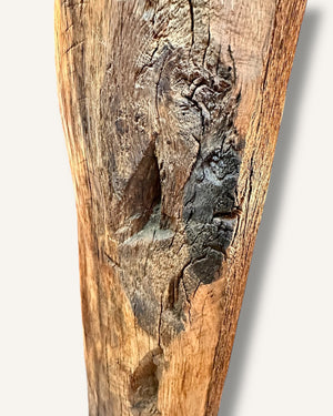 Detailaufnahme einer handgefertigten Stehlampe aus Altholz Eiche mit natürlicher Holzstruktur