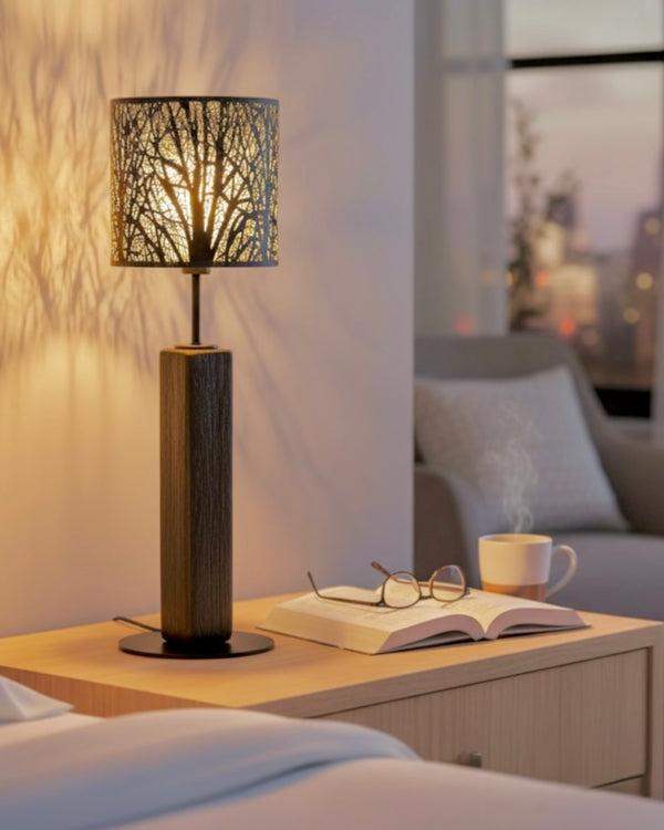 Tischlampe aus altem Eichenholz schwarz geölt, Lampenschirm schwarz mit Baummotiv