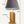 Moderne Tischlampe aus Metall mit warmer Lichtwirkung