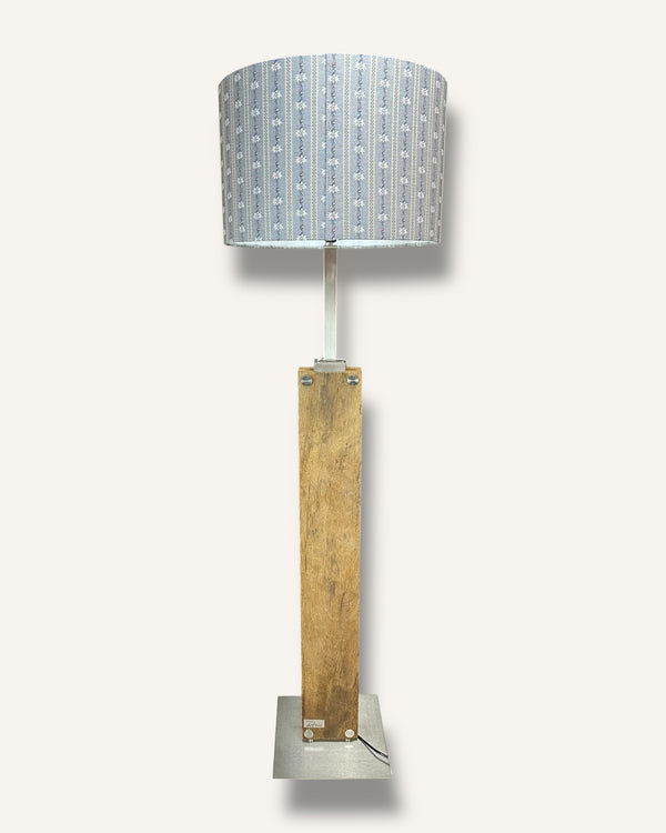 Stehlampe aus Altholz Eiche, Lampenschirm mit original Schweizer Edelweiss-Stoff