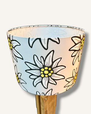 Tischlampe aus Altholz Eiche mit Edelweiss Lampenschirm – Alpen Chic Leuchte handgefertigt