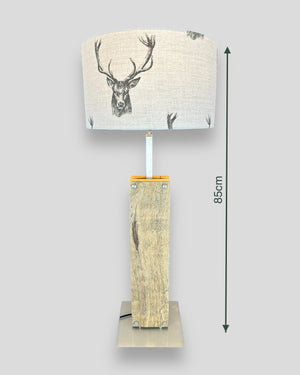 Rustikale Tischlampe mit Hirschmotiv für Chalet und Landhausstil
