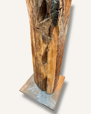 Detailaufnahme einer handgefertigten Stehlampe aus Altholz Eiche mit natürlicher Holzstruktur