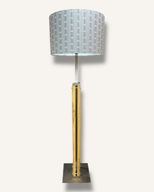 Detailansicht von Stehlampe aus Eichenholz mit gebürstetem Edelstahl