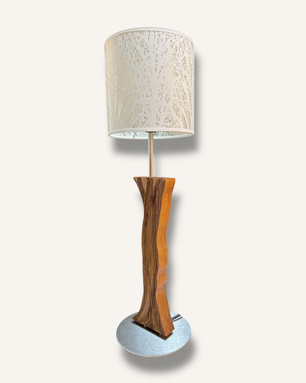 Tischlampe aus Altholz Eiche und Gravur, Lampenschirm weiss mit Baummotiv