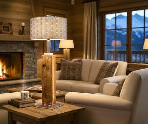Handgefertigte Leuchte aus alten Eichenbrettern mit LED-Band und Schweizer Edelweiss-Stoff Lampenschirm von Artnic im Chalet-Stil.