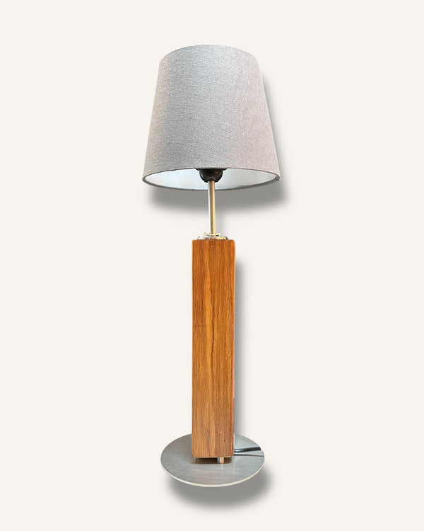 Tischlampe aus Altholz Eiche, Lampenschirm grau, rund, konisch