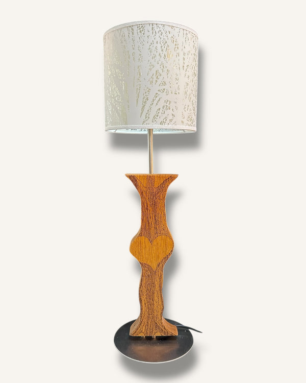 Tischlampe aus Altholz Eiche und Gravur, Lampenschirm weiss mit Baummotiv