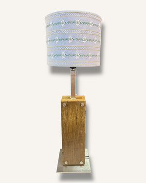 Rustikale Design Tischlampe aus Altholz für Chalet und Wohnraum